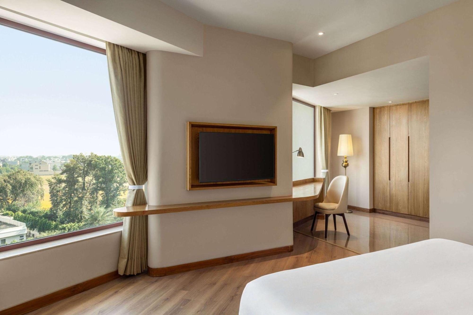 Ramada Encore By Wyndham Amritsar Airport Екстериор снимка