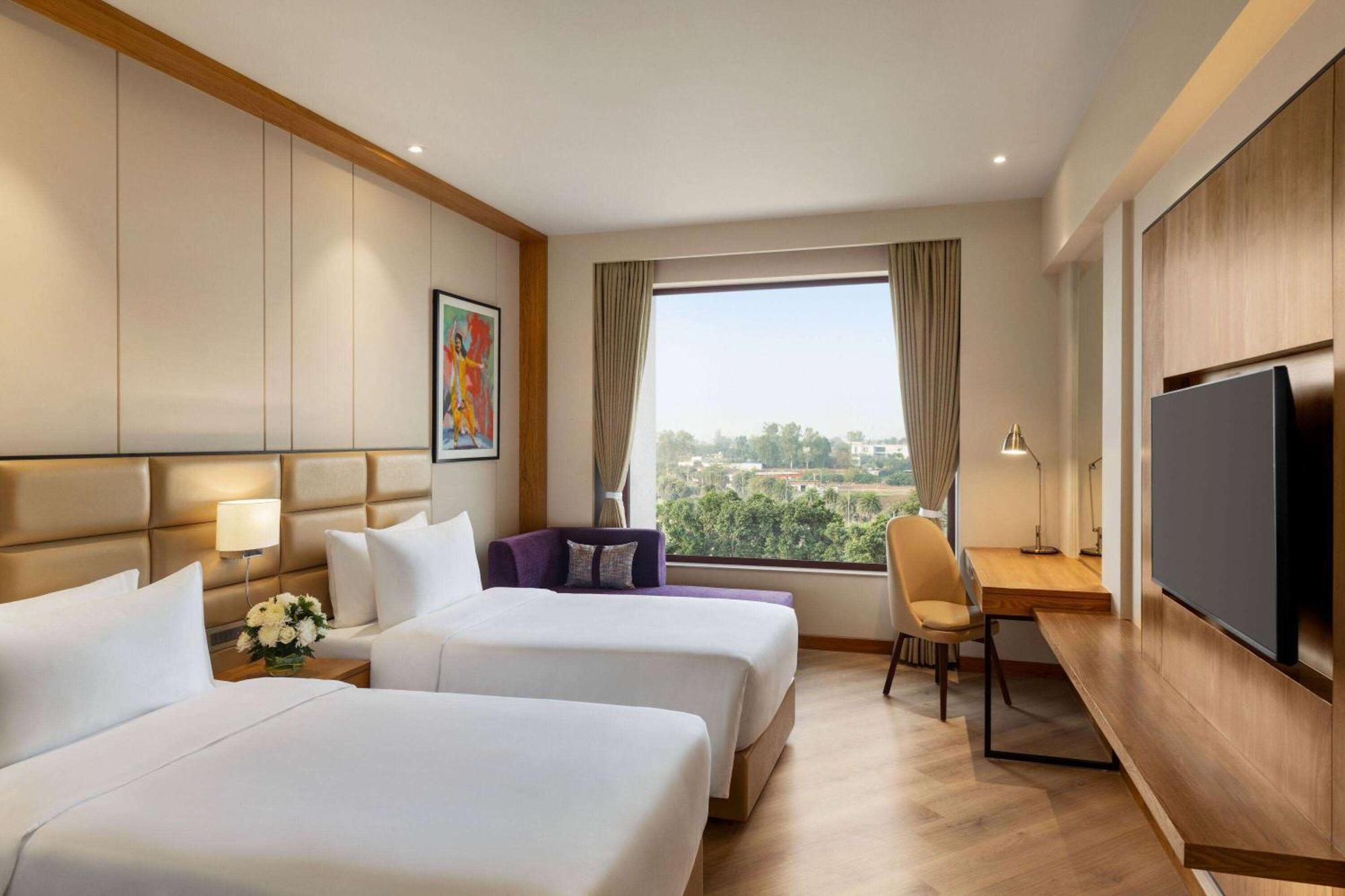 Ramada Encore By Wyndham Amritsar Airport Екстериор снимка