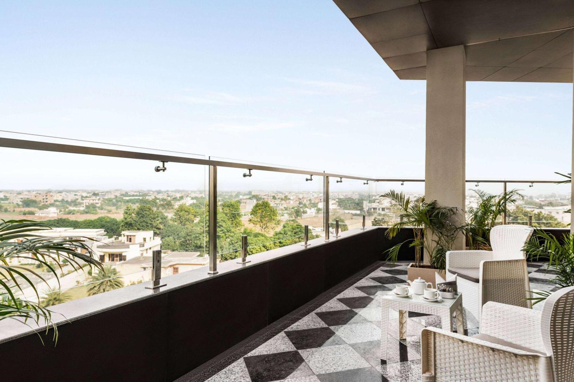 Ramada Encore By Wyndham Amritsar Airport Екстериор снимка