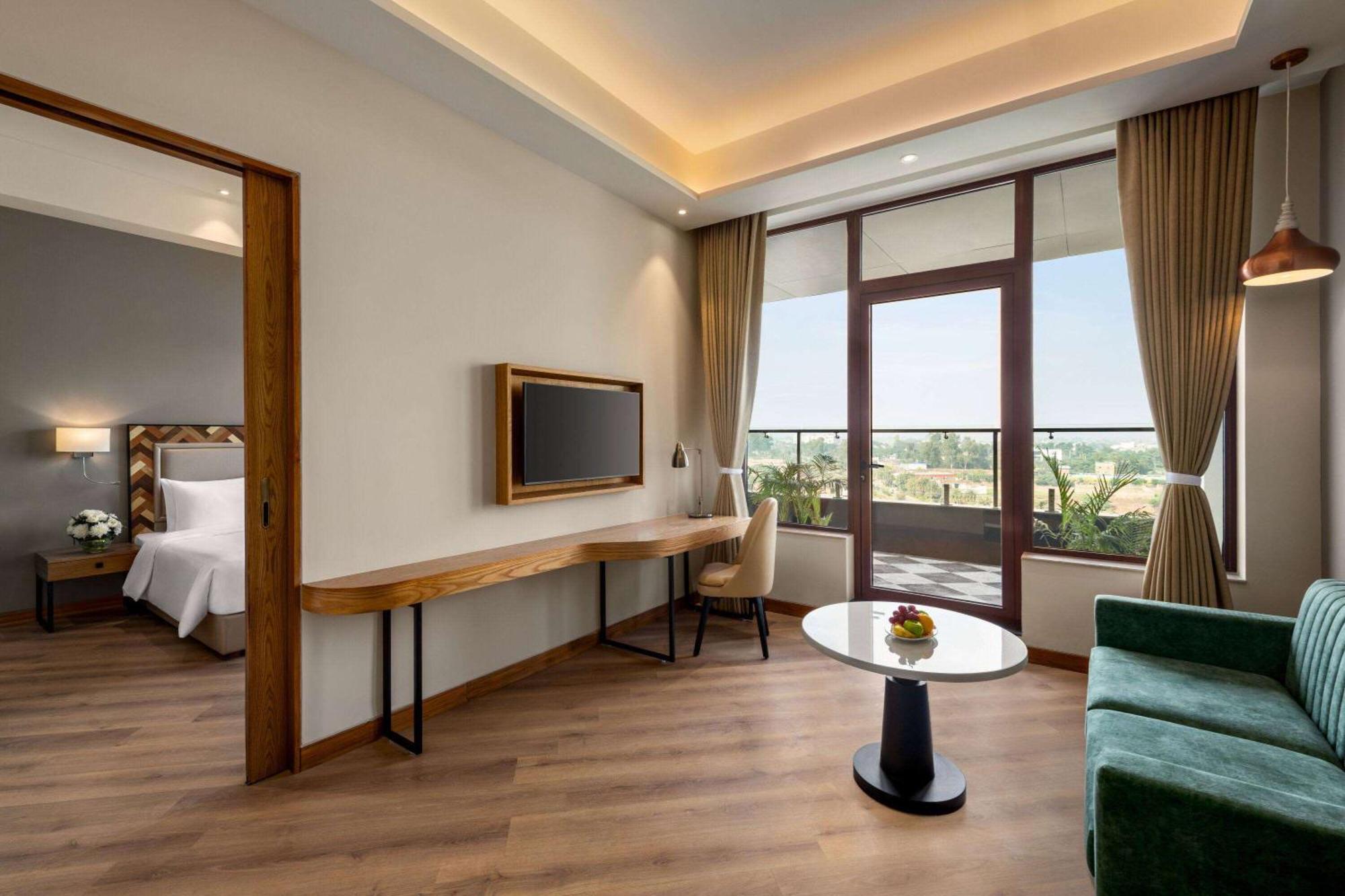 Ramada Encore By Wyndham Amritsar Airport Екстериор снимка